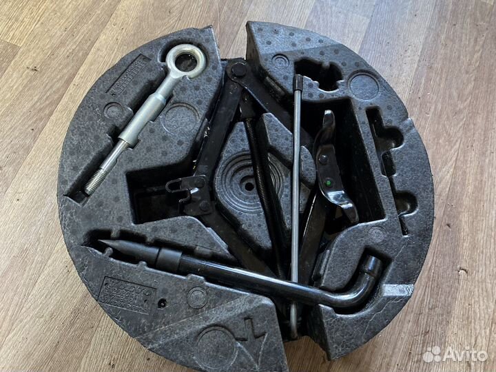 Набор инструментов на volvo xc70 домкрат