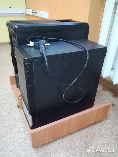 Подставка под компьютер на колесах