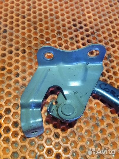 Петля капота правая Toyota Corolla 150 рестайлинг