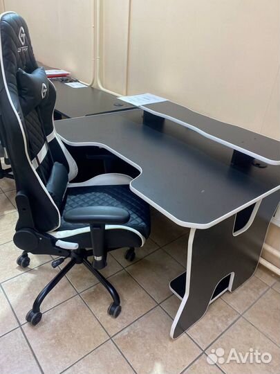 Комплект компьютерный стол и игровое кресло