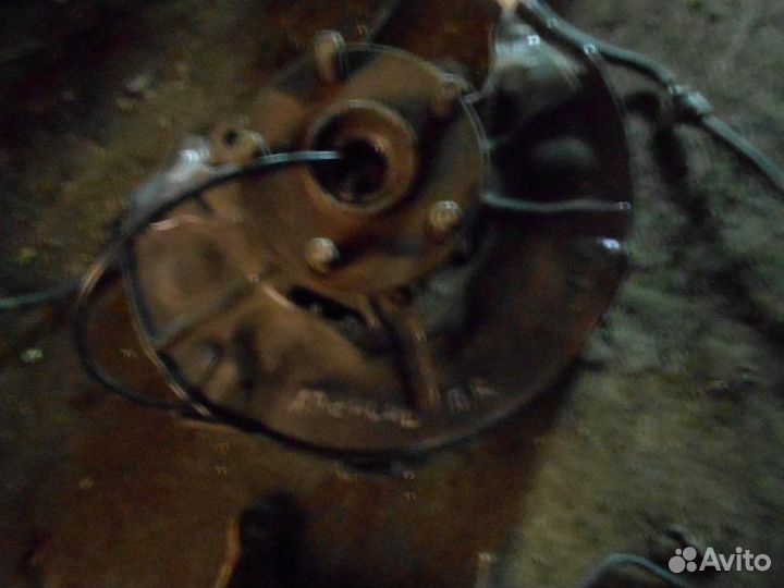 Кулак поворотный передний правый Toyota Avensis Ii