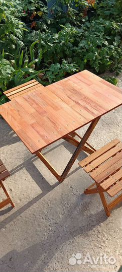 Табуреты и столы складные из ореха и бука