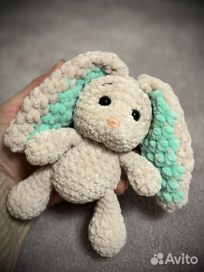 Вязаная игрушка зайка ручной работы