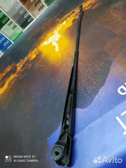 Поводок стеклоочистителя левый LADA Largus