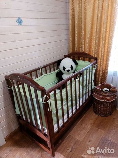 Детская кроватка из натурального дерева