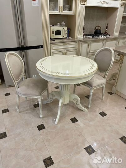 Кухонный стол и стулья