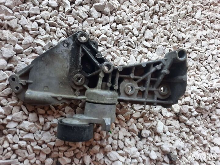 Кронштейн крепления генератора Рено Логан