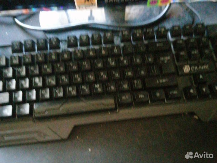 Игровой компьютер с монитором и клавиатурой