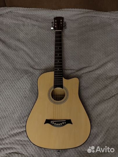 Акустическая гитара + чехол и каподастр