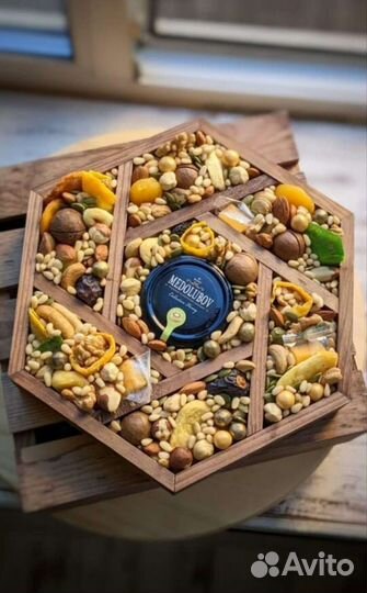 Подарочный набор из сухофруктов, орехов и фруктов