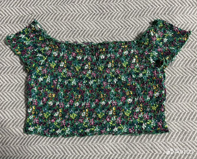 Зеленый обтягивающий топ в цветочек