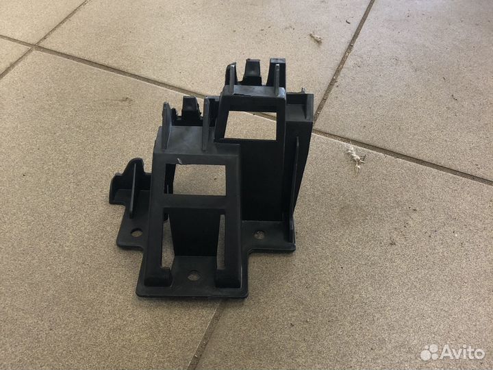 Направляющая заднего бампера левая Jetta