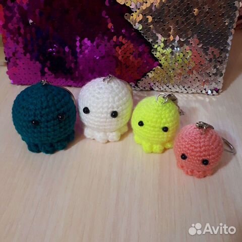 Вязаный брелок осьминог ручной работы