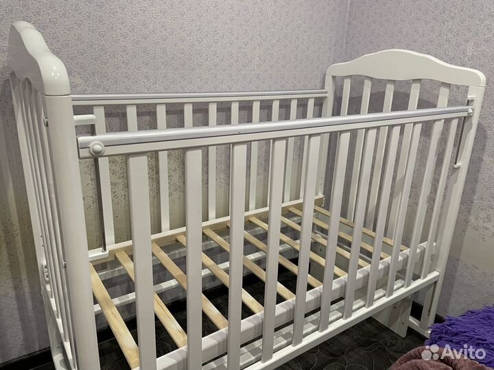 Детская кроватка с универсальным маятником