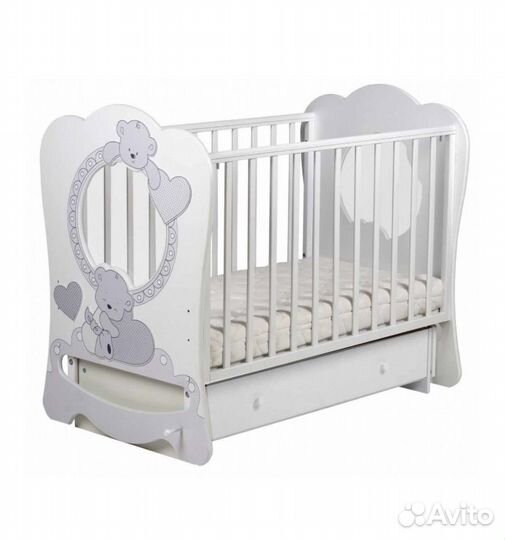 Детская кроватка с маятником белая