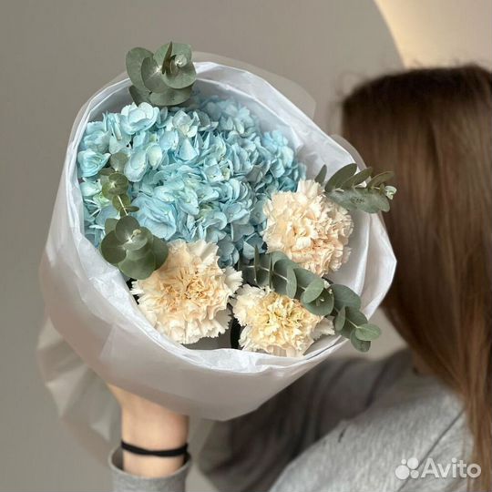 Нежный сборный букет из гортензии и диантусов