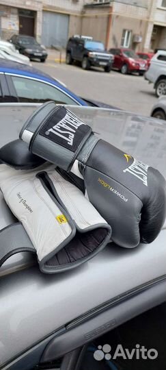 Боксерские перчатки и шлем