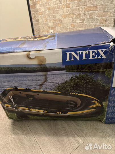 Резиновая надувная лодка на четверых человек