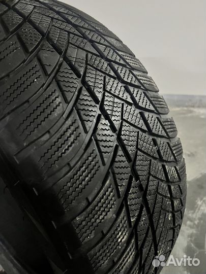 Bridgestone Blizzak LM-001 285/45 R21 113V