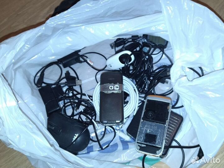 Телефон провода все вместе