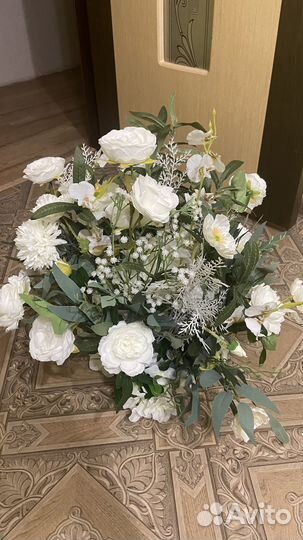 Композиция из искусственных цветов на свадьбу