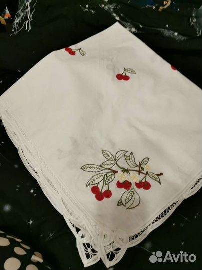 Скатерть с вышивкой и кружевом