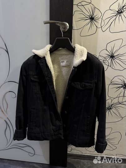 Джинсовая куртка с мехом Bershka