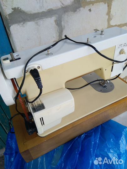 Швейная машинка Чайка 142