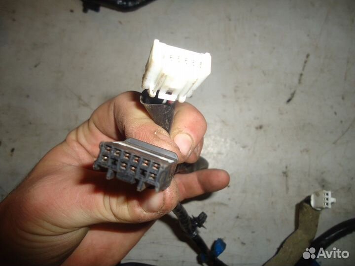 Электропроводка двери багажника (Subaru Outback)