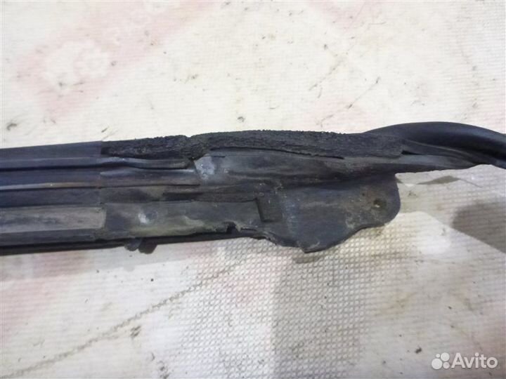 Уплотнительная резинка стекла передняя левая