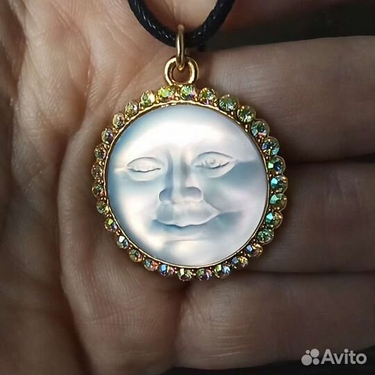 Большая луна Kirks Folly на плетеном шнурке