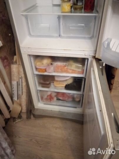 Холодильник indesit б/у,работает