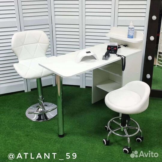 Маникюрный стол