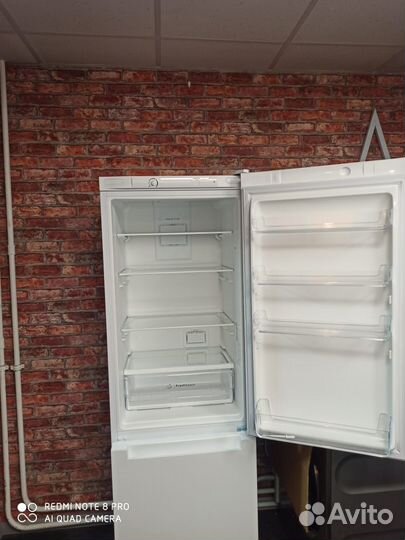 Холодильник с морозильником Indesit