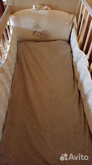 Детская кроватка с маятником