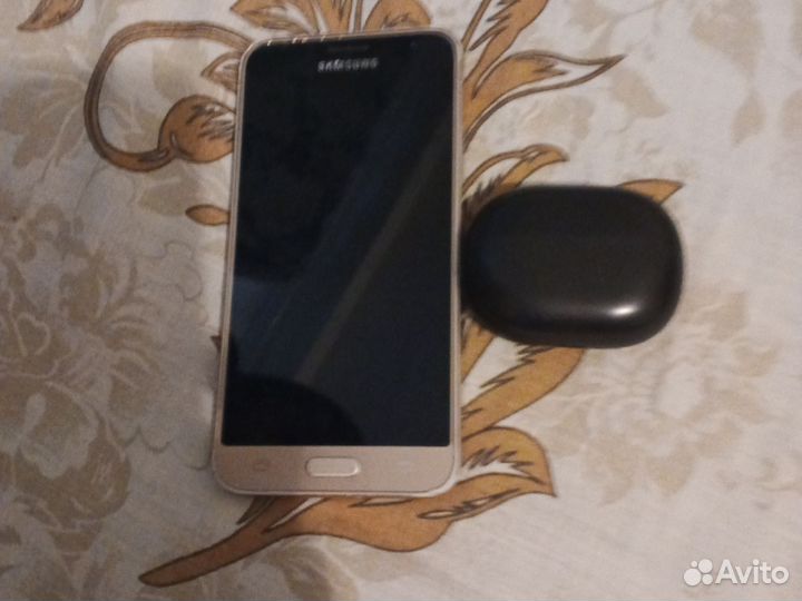 Телефон и наушники