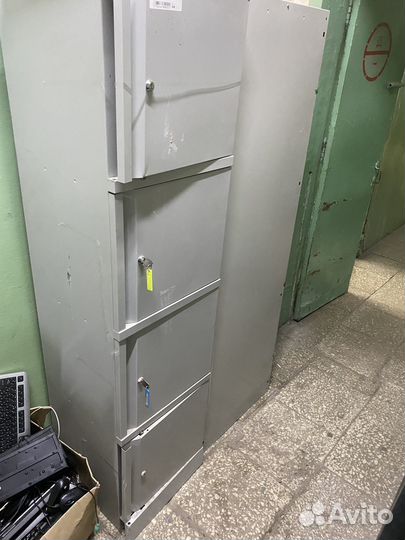 Металический шкаф с ячейками