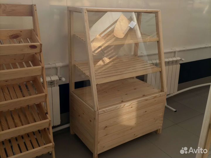 Витрина деревянная с полками