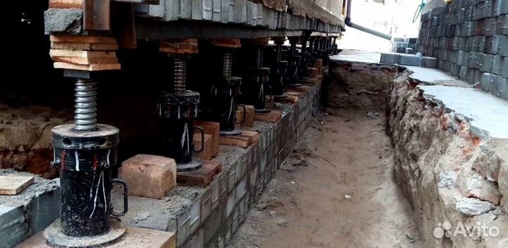 Замена венцов, выравнивание дома