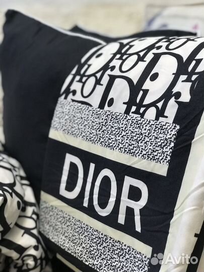 Постель с подушками и одеялом