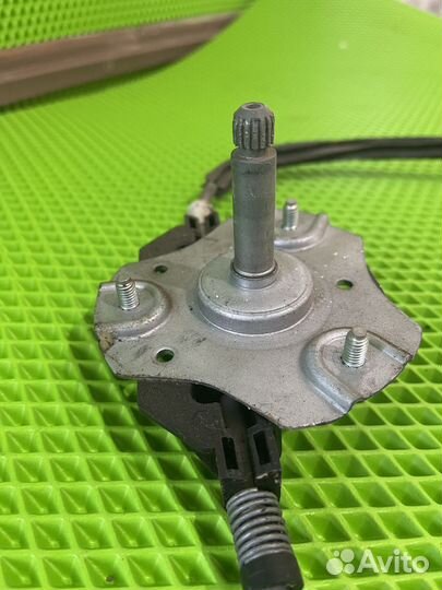 Задний правый механический стеклоподъемник калина