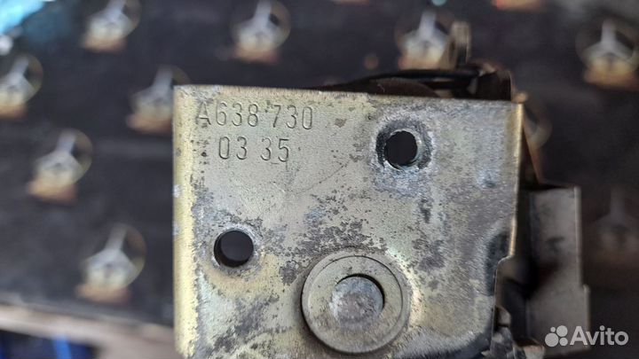 Замок задней двери Прав. A6387300335 Мерседес Vito