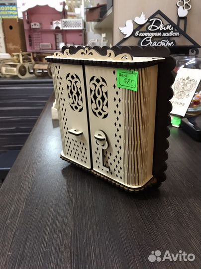 Ключница резная