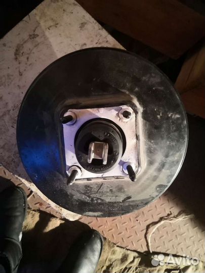 Главный тормозной цилиндр и вакуумный усилитель на