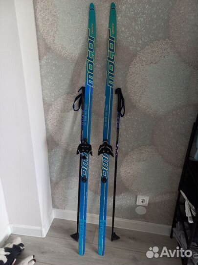 Беговые лыжис палками в защитном чехле