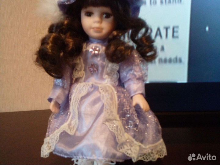 Кукла фарфоровая