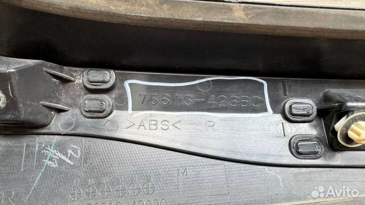 Правая накладка багажника Lexus RX 76816423B0