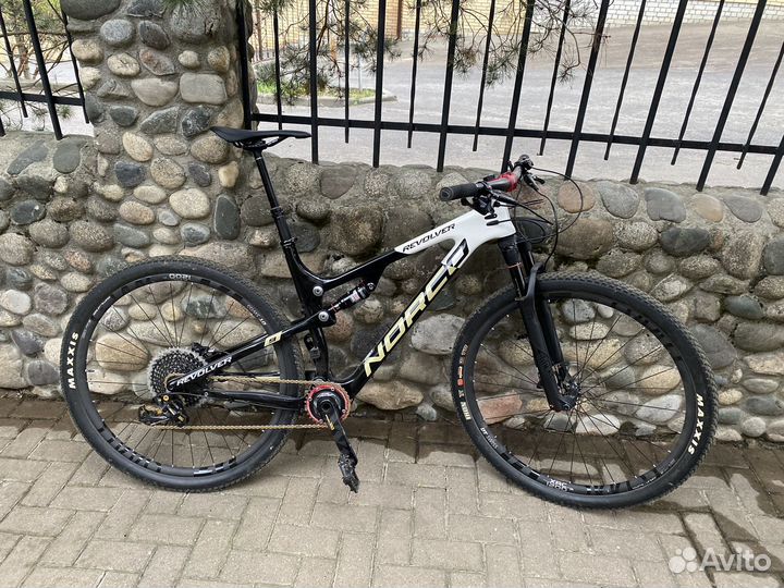 Карбоновый двухподвесный велосипед