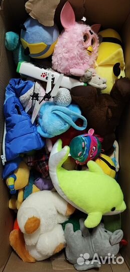 Коробка с мягкими игрушками
