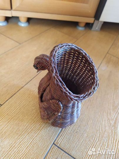 Плетëные корзины и ваза-лебедь